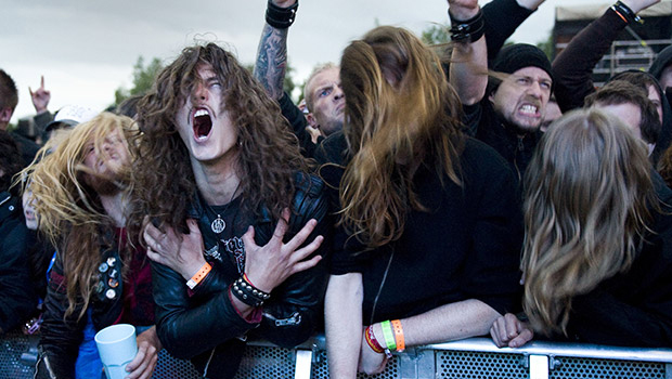 Headbangers, cuidado! O famoso bate-cabeça pode causar danos ao cérebro.