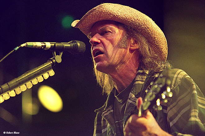 Sem parar, Neil Young anuncia detalhes do novo disco